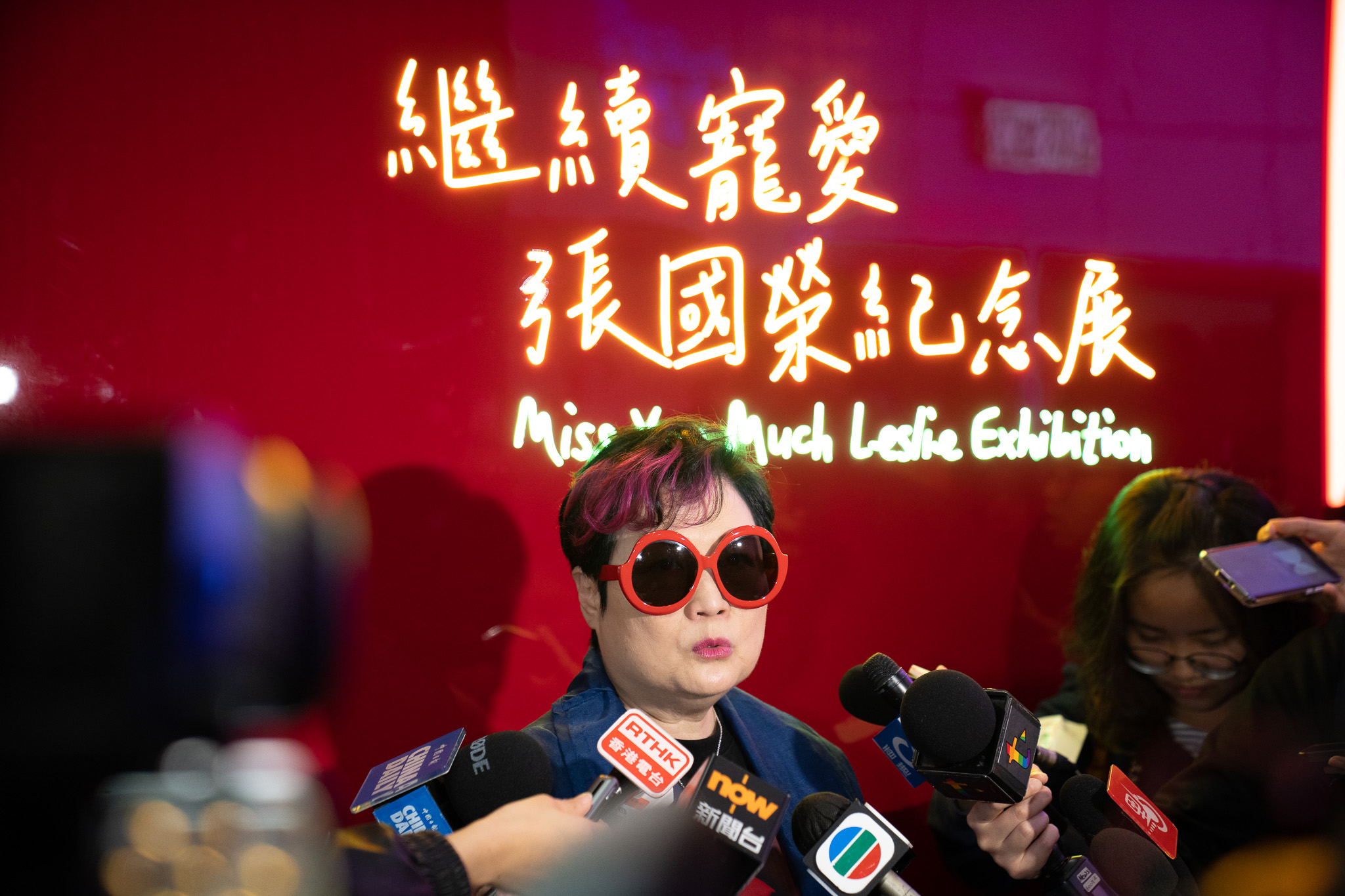 陳淑芬形容展覽的霓虹燈設計如同時光隧道，帶領參觀人士進入張國榮的年代。 