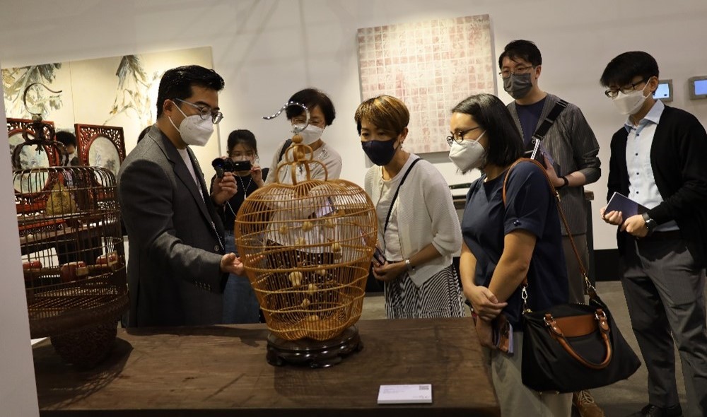 典亞藝博創辦人黑國強先生介紹展品。