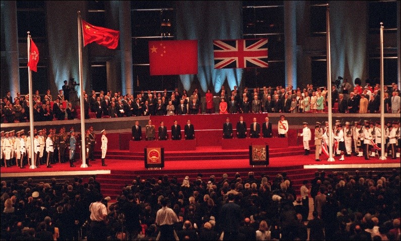 1997年舉行交接儀式。（圖片來源：Pool AVENTURIER/BUU/HIRES/Gamma-Rapho via Getty Images）