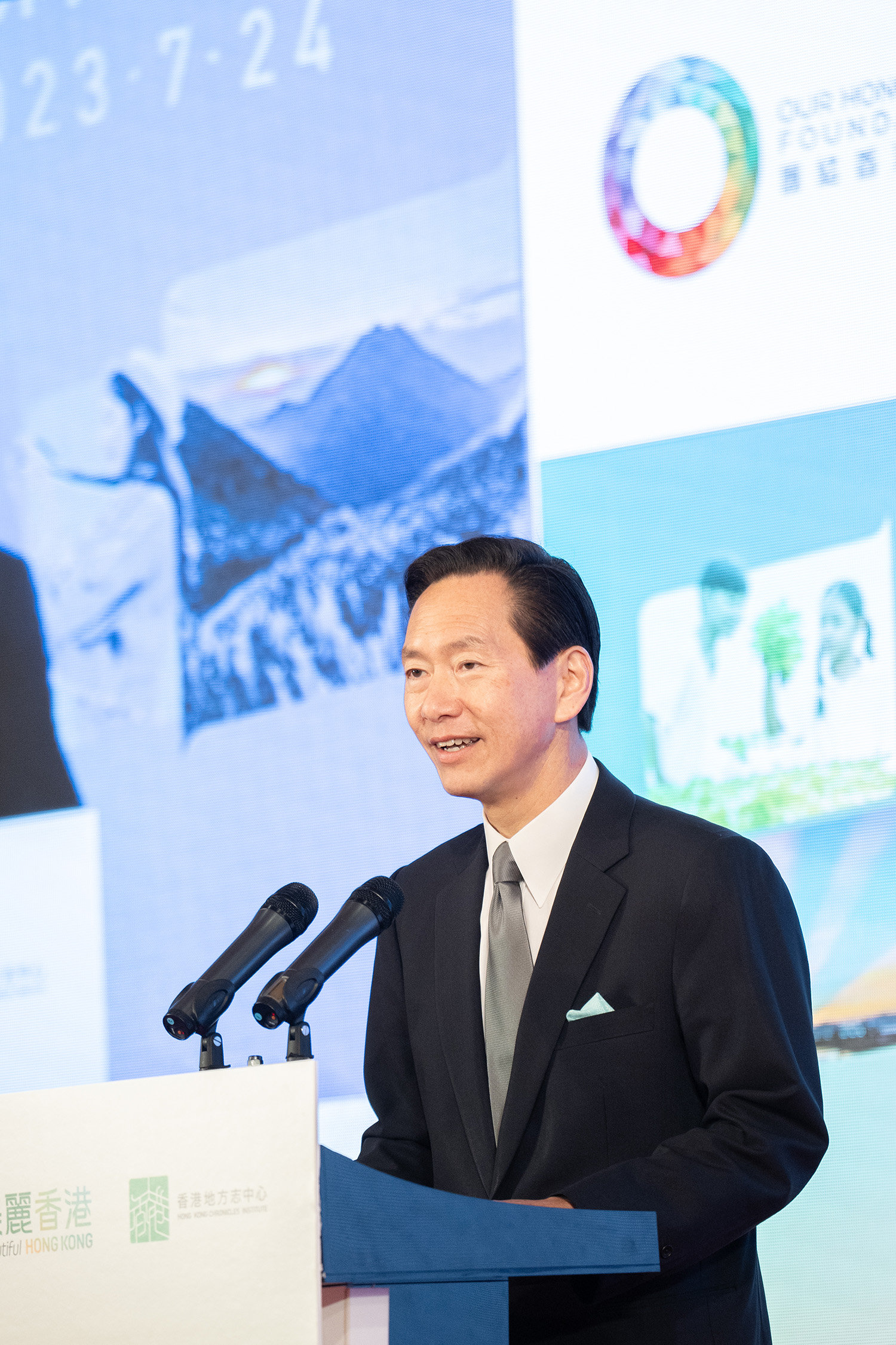 1.	香港地方志中心執行委員會主席陳智思先生為活動致歡迎辭。陳智思表示：「『美麗香港』是一場民間自發、全民參與的活動。在大自然保育的道路上，沒有高低，只有先後，所有人都是持份者。我們希望匯聚民間力量，創造共享平台，讓政策制定者、商界領袖、學術精英，以及民間社會代表，就環境治理及綠色經濟交換意見；一方面讓港人和旅客領略香港優美的環境，認識香港在地緣、生態、文化、歷史等方面，與國家及周邊地區的緊密聯繫；另一方面推動ESG發展，促進經濟與生活模式的綠色轉型。」