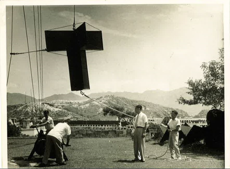 1930年代在天文台總部懸掛一號戒備信號，二次大戰後的第一位台長希活先生(右二)在旁監督。（圖片來源：香港天文台網頁）