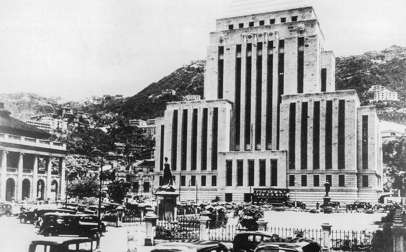 1935年的皇后像廣場，維多利亞女皇、其兒子愛德華七世與其孫喬治五世伉儷的銅像皆聳立在廣場內，故又有皇壬廣場之稱。由於此地屬於匯豐銀行，故銀行前也立了其前總經理昃臣爵士的銅像。（圖片來源：鄭寶鴻提供）