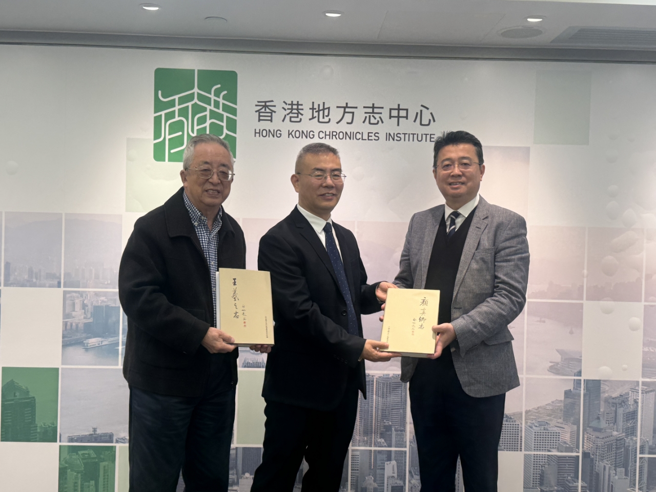 山東省地方史志研究院副院長蔣慶立（圖中）一行到訪香港地方志中心，與中心總編輯劉智鵬教授（圖右）及副總編輯劉蜀永教授（圖左）等展開文化學術交流。