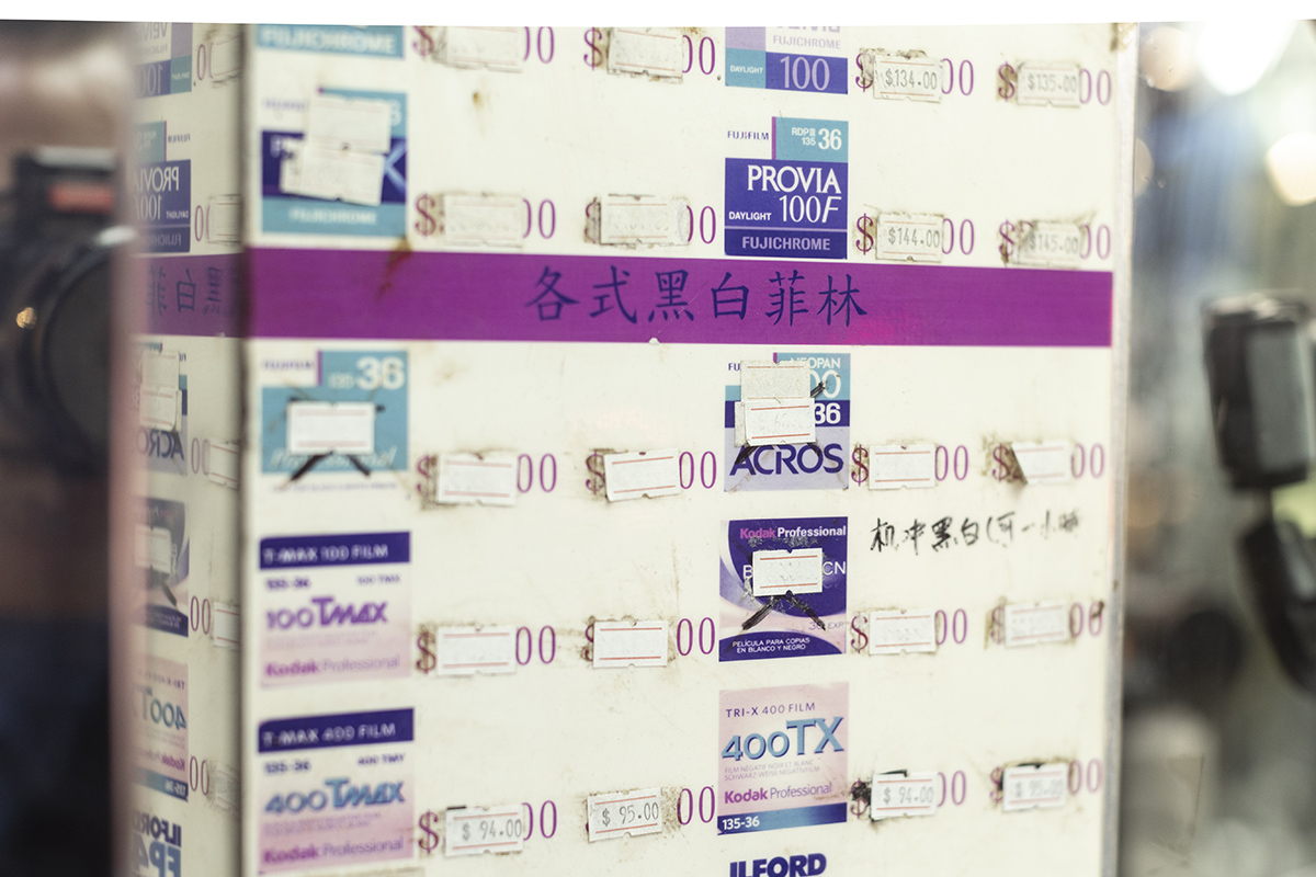 1960年代至1970年代，黑白菲林進化到彩色菲林，大量黑白菲林遭時代淘汰。