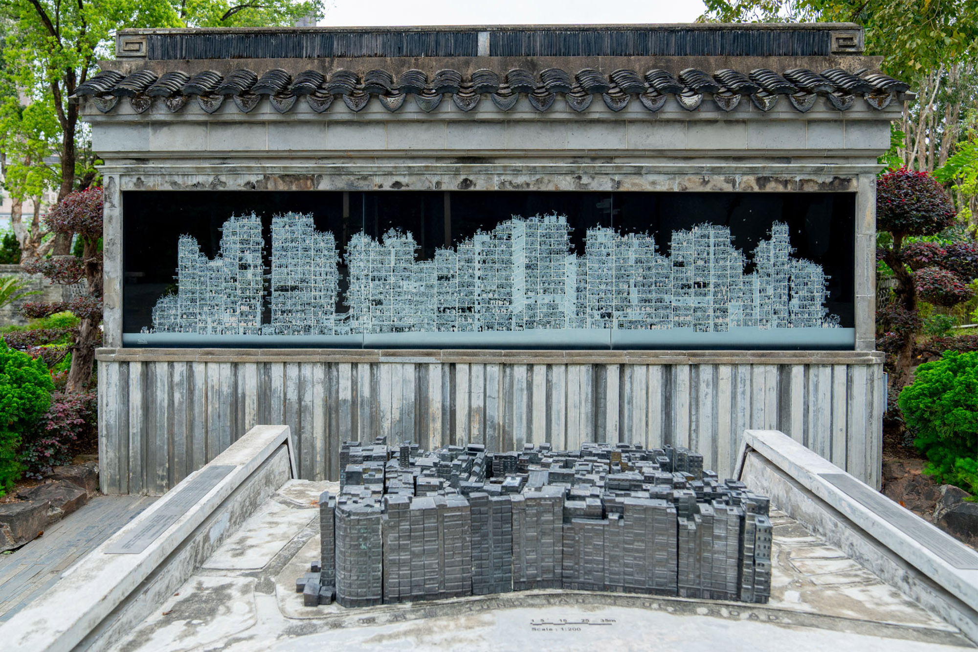 九龍寨城沒有規律的建築、「三不管」的背景，令不少創作人覺得有發揮的空間。圖為位於九龍寨城公園的寨城平面解剖圖及模型。