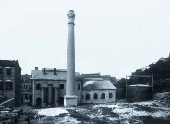 1900年，西環煤氣廠的煙囪和原煤烘乾室。（圖片來源：香港中華煤氣有限公司）