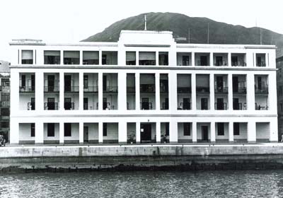 二號差館則座落於灣仔道與莊士敦道交界，後來灣仔進行填海工程，新的二號差館於1932年在新建成的告士打道旁落成，即是今天的灣仔警署。（圖片來源：警務處網站）