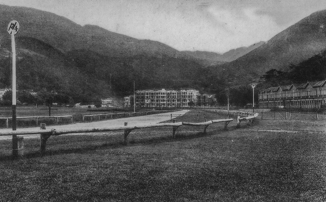 約1915年幽靜的跑馬地，正中為當時電車總站的位置。一排四層高的民居兩旁及其後為遍佈茅舍村屋的黃泥涌村。（圖片來源：鄭寶鴻提供）