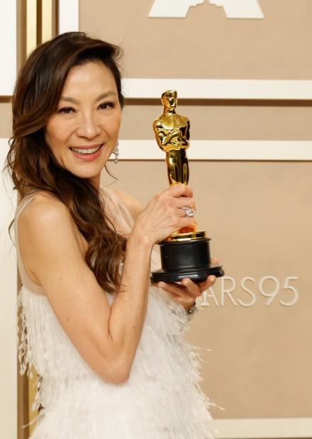 楊紫瓊成首位華人奧斯卡影后 選美冠軍變武打女星 感謝香港成演藝事業起點 